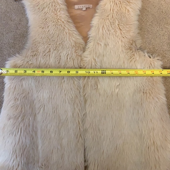 Beautiful SANDRO cream colored faux fur vest - Picture 15 of 16